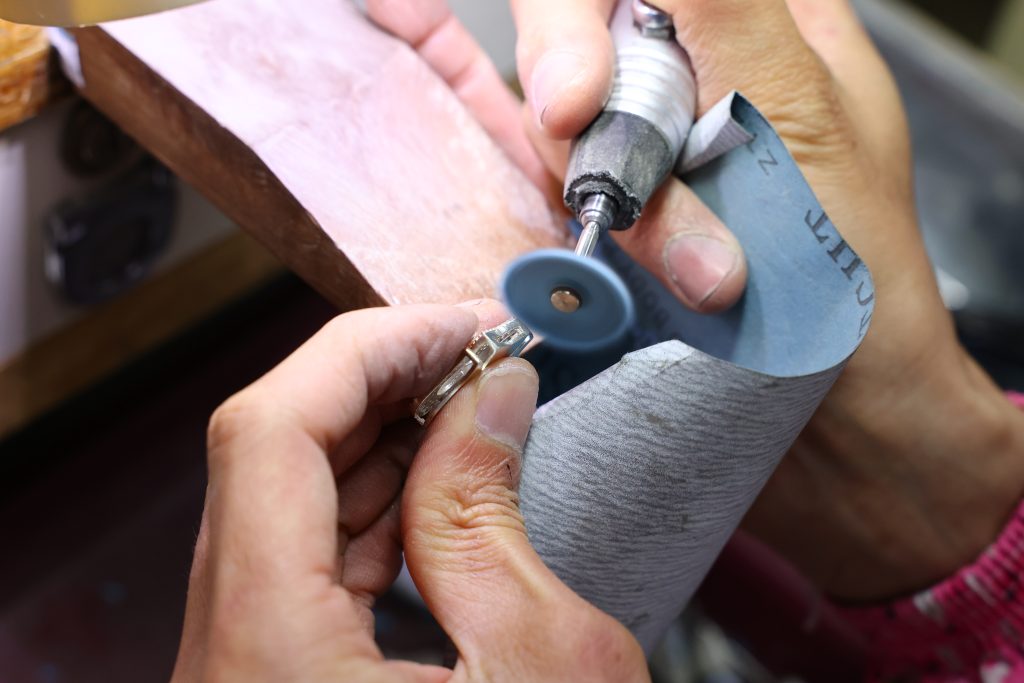 Jewelry polishing process in Chinese factory