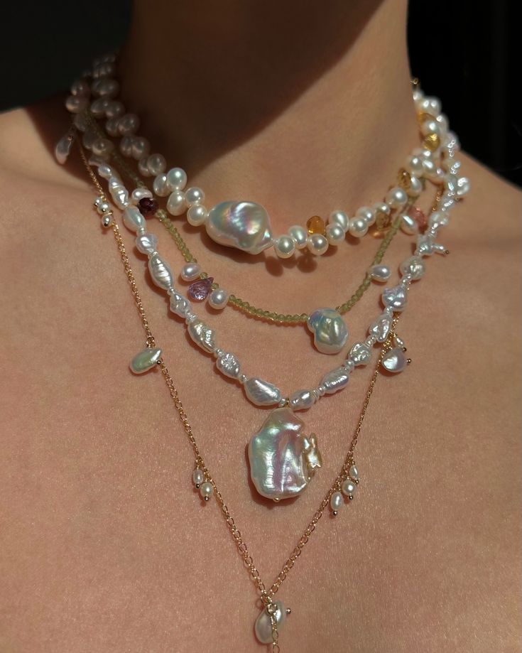 natural Tahitian black pearl with peacock overtone